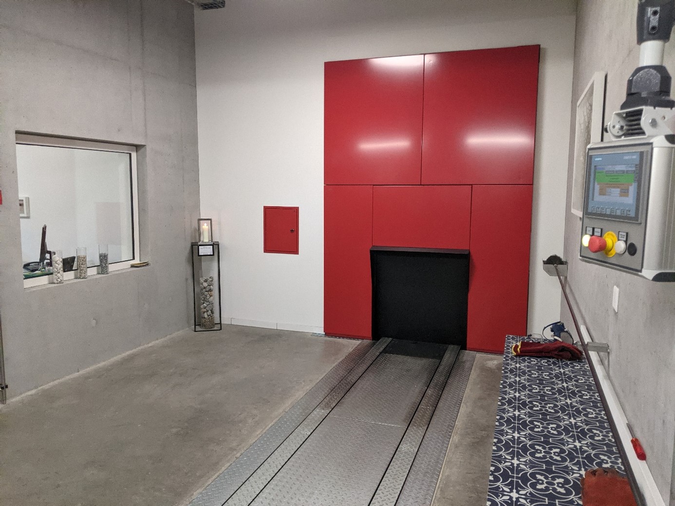 Elair Elektro-Kremationsofen mit Einsatz von selbst entwickelten, uP-basierten, optischen Rauchgas-Sensoren zur effizienten Regelung der Nachverbrennung.