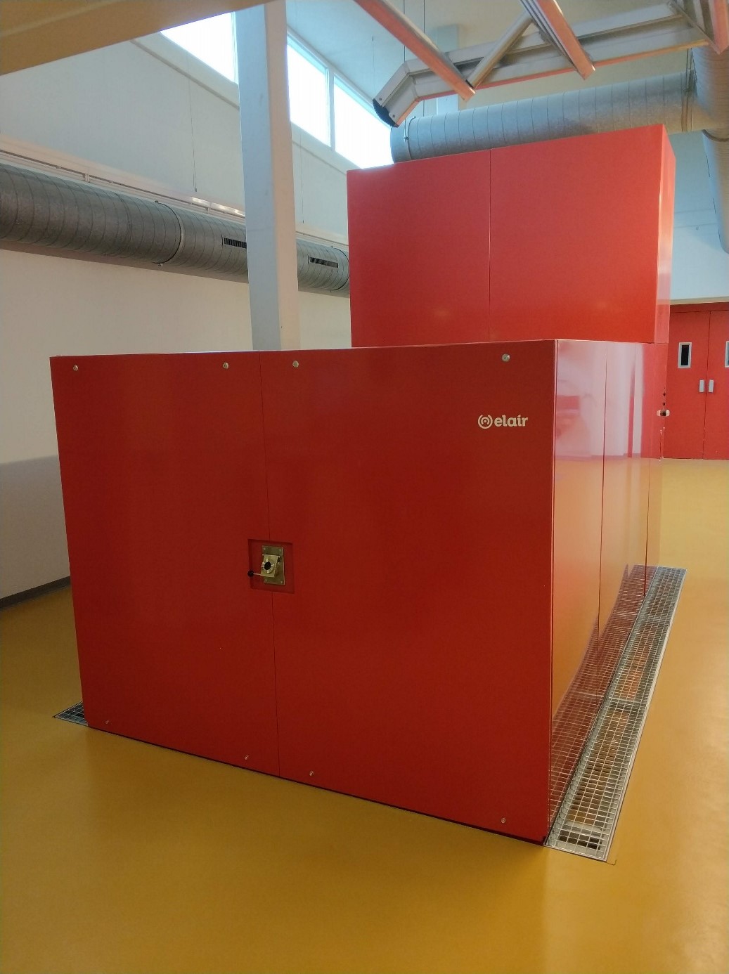 Kamerasystem, Guckloch, Schauluke des Kremationsofens des Typs Elair. Einblick zum Stand des Einäscherungsprozess. Feuerbestattung Schweiz.