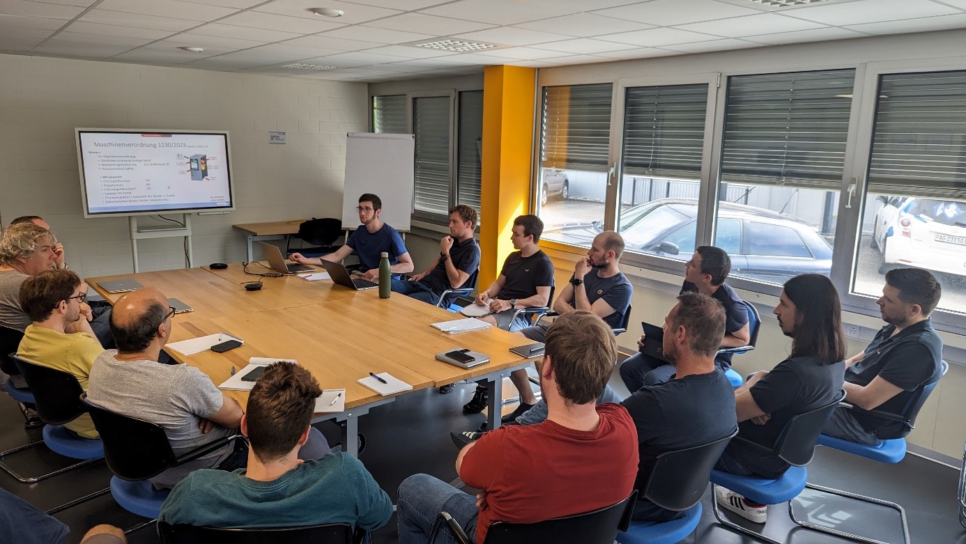Sitzung bei der Bürge-Fischer AG, ein eingespieltes kompetentes Team mit unerschöpflichem Fachwissen im Feld der Industrieautomation und Elektro-Kremationsöfen.