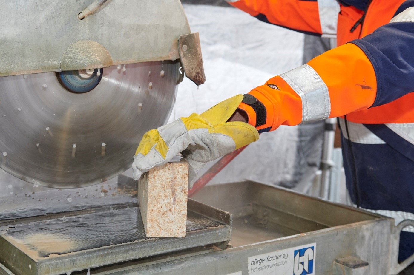 Elair-Elektroofen mit geräuscharmen mechanischen Funktionen, professionelle Montage und interdisziplinäre Zusammenarbeit mit breit abgedecktem Fachwissen zu Kremationstechnik und Energiemanagement