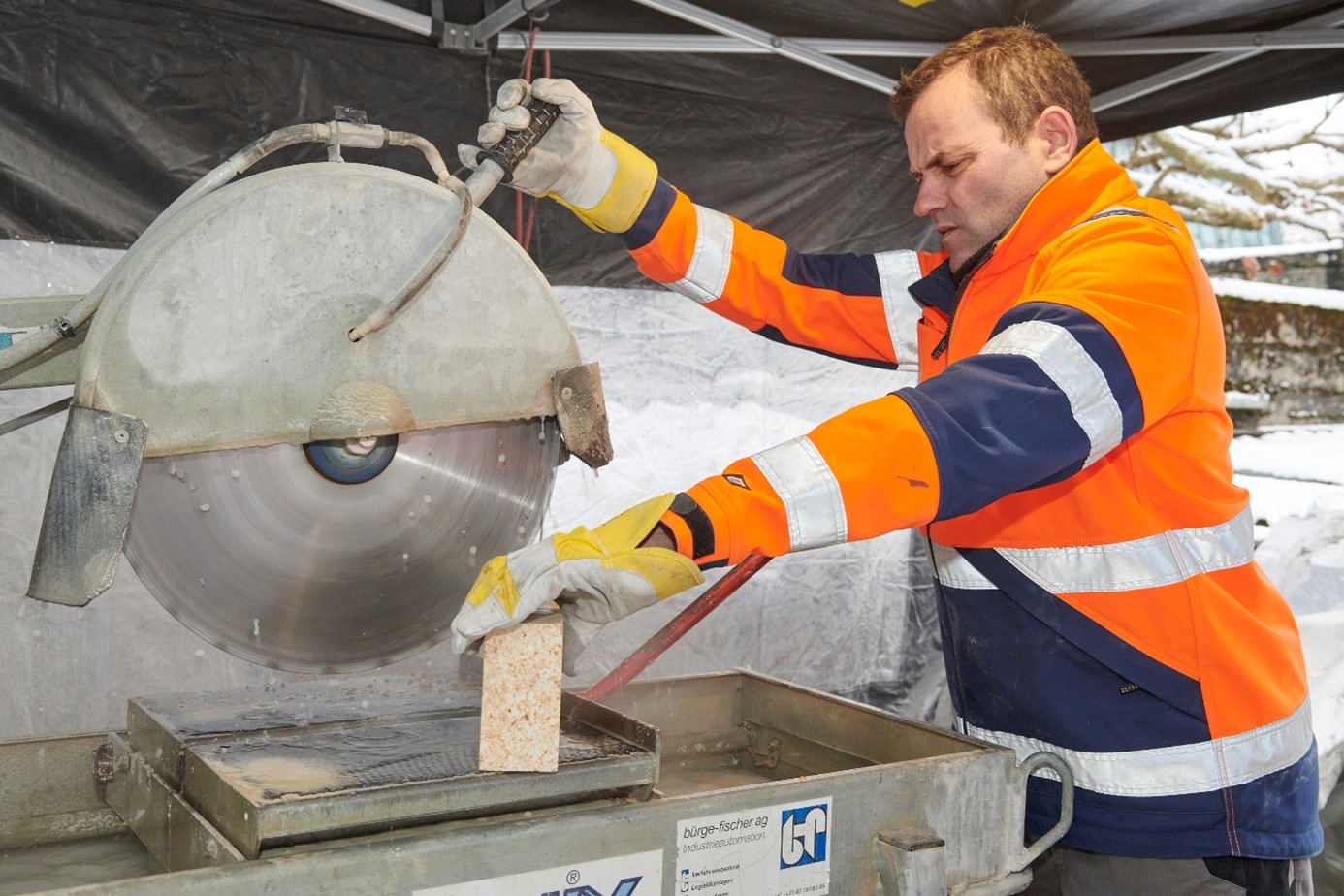 Elair-Elektroofen mit geräuscharmen mechanischen Funktionen, professionelle Montage und interdisziplinäre Zusammenarbeit mit breit abgedecktem Fachwissen zu Kremationstechnik und Energiemanagement