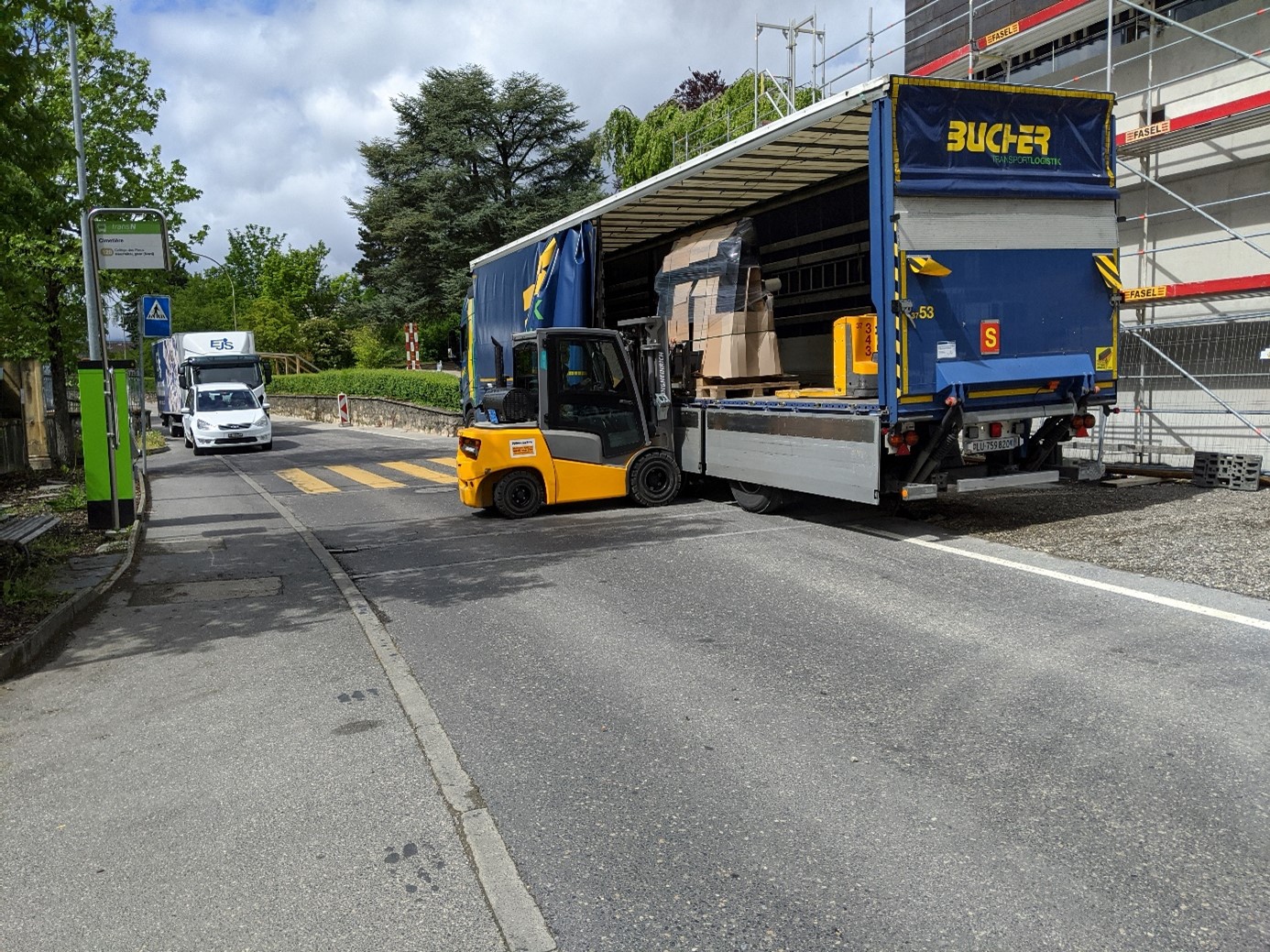 Montage des Ofengehäuses vor Ort in wenigen Tagen. Alle Teile des Ofens können durch bestehende Zugänge eingebracht werden. Keine grosse Baustelle nötig.