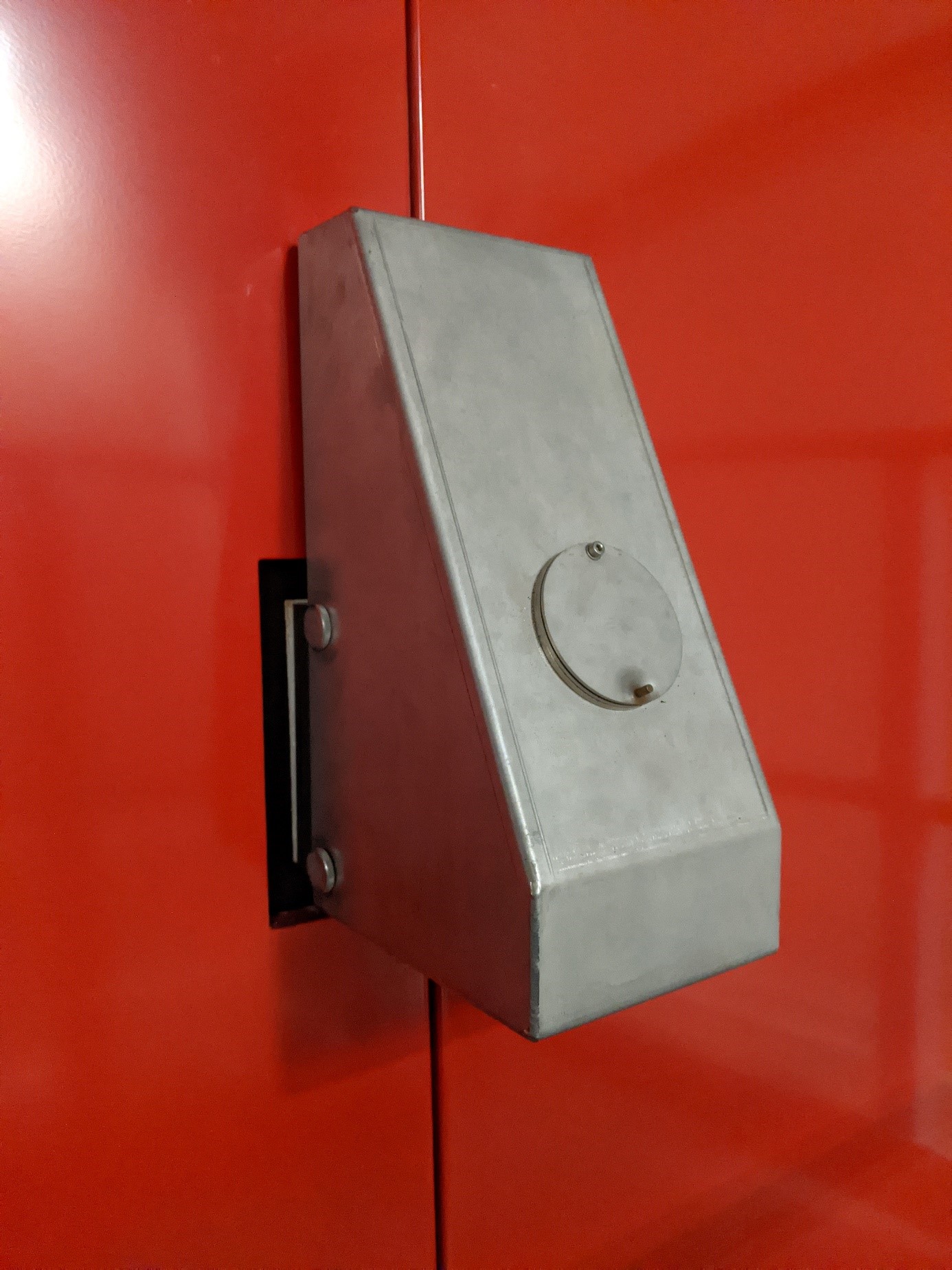 Kamerasystem, Guckloch, Schauluke des Kremationsofens des Typs Elair. Einblick zum Stand des Einäscherungsprozess.